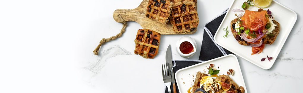 Waffles Torrados de Pãezinhos da Páscoa Waffles Torrados de Pãezinhos da Páscoa