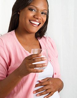 UMA MÃE A BEBER ÁGUA UMA MÃE A BEBER ÁGUA