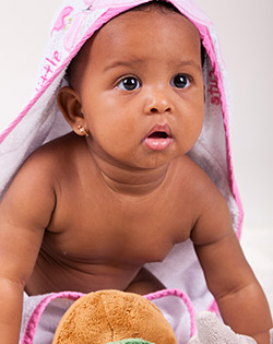 BEBÉ COM TOALHA BEBÉ COM TOALHA