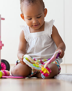 BEBÉ A BRINCAR COM UM BRINQUEDO BEBÉ A BRINCAR COM UM BRINQUEDO