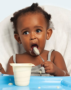 CRIANÇA PEQUENA A COMER POR SUA MÃO PRÓPRIA CRIANÇA PEQUENA A COMER POR SUA MÃO PRÓPRIA