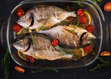 Dourada Assada com Tomate e Coentro