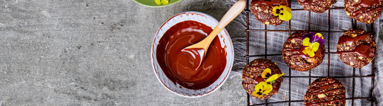 Manteiga de amendoim não assada e biscoitos de aveia com chocolate
